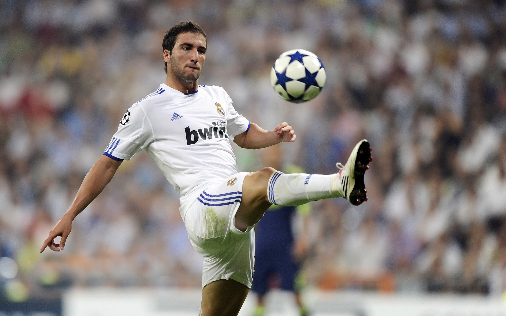 【智能球场】未来比赛场地与科技结合的可能性，智能化足球场